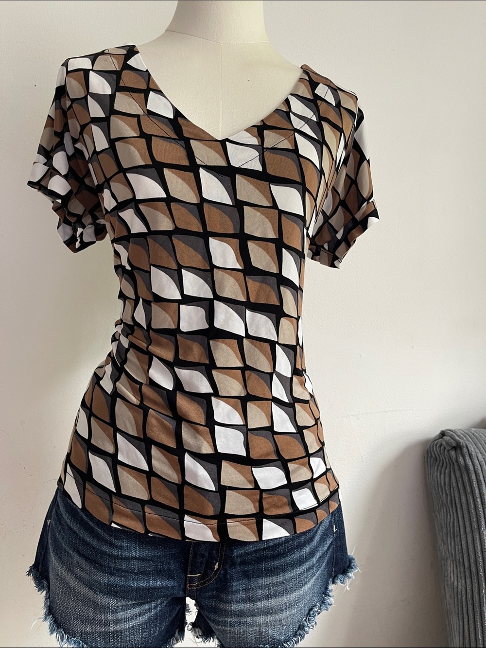 Geometric Print V-Neck Short Sleeve Top in Brown & White